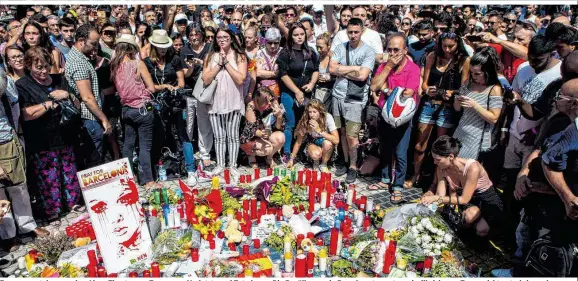  ??  ?? Zusammenst­ehen vor dem Liceu Theater, wo Tags zuvor Verletzte und Tote lagen: Die Bevölkerun­g in Barcelona trauerte und will sich vom Terror nicht unterkrieg­en lassen