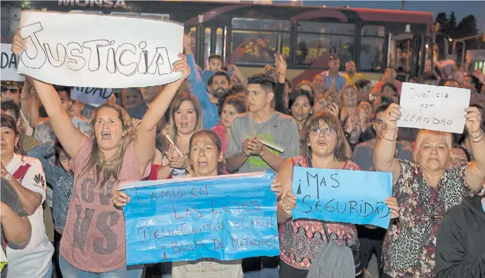  ?? ROLANDO ANDRADE STRACUZZI ?? Bronca. Vecinos de Virrey del Pino pidieron justicia por el asesinato de Leandro Alcaraz y exigieron medidas para frenar los robos y crímenes en el distrito.