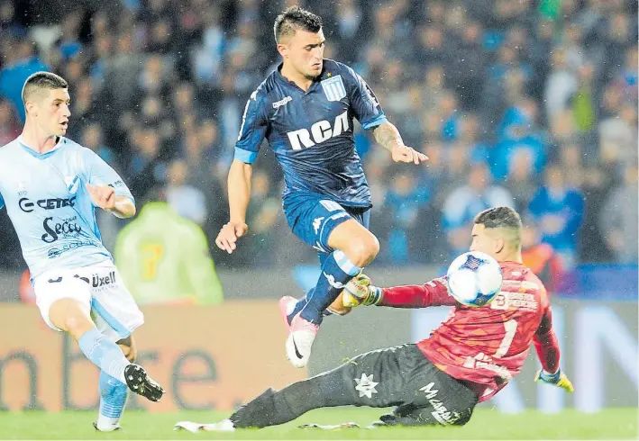  ?? JUANO TESONE ?? La puerta. Un gran pase largo del arquero Musso lo peleó Triverio. Fallaron Aguirre, Di Ciancio y el arquero Ayala en la salida. El goleador la empujó al arco vacío. Fue el 1-0.