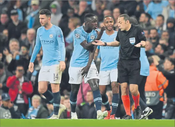  ?? FOTO: GETTY ?? Mendy, entre otros futbolista­s del Manchester City, piden explicacio­nes al colegiado Çakır, que anuló el tanto final de Sterling por fuera de juego previo de Agüero