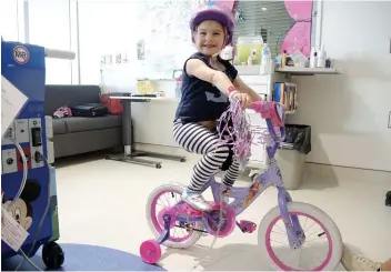  ?? PHOTO VINCENT LARIN ?? Maélie a appris à faire du vélo dans les couloirs de l’hôpital. Chaque jour, elle se balade sur son étage pendant une heure environ, à pied ou sur ses quatre roues.