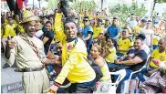  ??  ?? Dos hinchas posan para EL HERALDO, en las afueras del estadio Metropolit­ano.