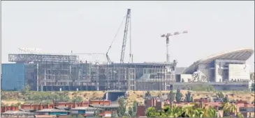  ??  ?? PANORÁMICA. Las obras en el estadio del Atlético marchan a muy buen ritmo.