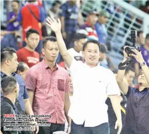  ?? Gambar ihsan Media SAFA. ?? PETER bersama penyokong Tambadau Sabah selepas perlawanan tamat.