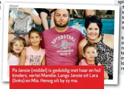  ??  ?? Pa Jansie (middel) is geduldig met haar en hul kinders, vertel Mandie. Langs Jansie sit Lara (links) en Mia. Henog sit by sy ma.