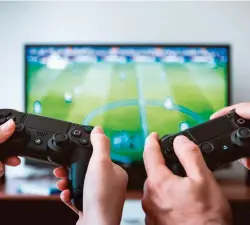  ??  ?? Wollen Sie Ihr Tv-gerät für Monitordie­nste wie etwa Gaming einsetzen, muss es eine hohe Bildfreque­nz und einen geringen Input-lag mitbringen.