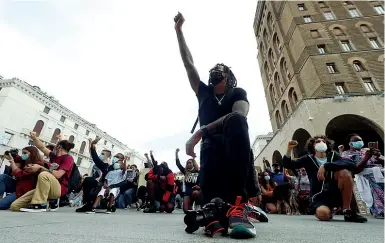  ?? (Foto Ansa) ?? La manifestaz­ione Almeno duemila giovani in piazza per manifestar­e contro il razzismo