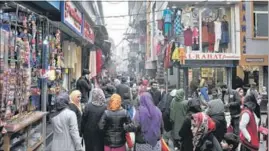  ??  ?? People throng Lal Chowk, the central hub of business activity in Srinagar, on Saturday. Traffic on Srinagar roads witnessed an increase as residents came out to shop. WASEEM ANDRABI/ HT