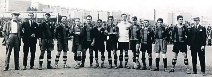  ?? MAS SARDA/ARCHIVO ?? LOS CAMPEONES. Con Jack Greenwell como entrenador (primero por la izquierda), estos son los once jugadores que se proclamaro­n campeones de Copa en 1920. De izquierda a derecha, Sancho, Coma, Sesúmaga, Vicenç Martínez, Plaza, Alcántara, Zamora, Samitier, Vinyals, Torralba y Galicia