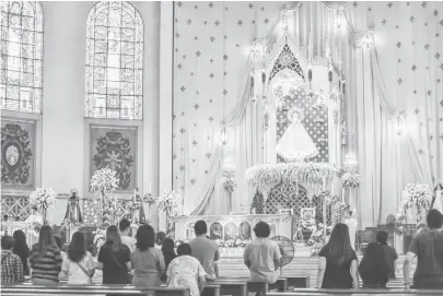  ?? (Kevin Tristan Espiritu) ?? CATHOLICS attend mass on the eve of the feast day of the Our Lady of the Most Holy Rosary La Naval de Manila at the Sto. Domingo Church in Quezon City.