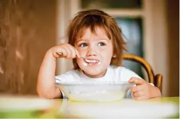  ?? Foto: JackF, Adobe Stock ?? Wer sich wünscht, dass sein Kind gesund isst, der muss ein paar Regeln beachten. Zum Beispiel, dass nur am Tisch gegessen wird und nicht beim Spielen.