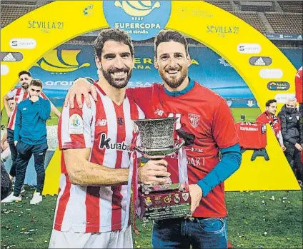  ?? FOTO: ATHLETIC ?? Su octavo título
Raúl García posa con Aduriz y el trofeo de la Supercopa ganada al Barça el 17 de enero en La Cartuja