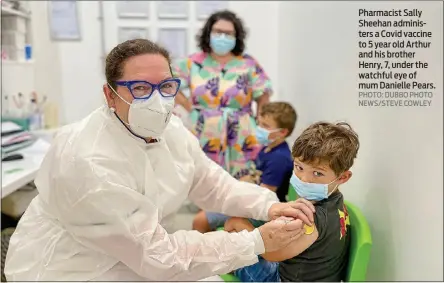  ?? PHOTO: DUBBO PHOTO NEWS/STEVE COWLEY ?? Pharmacist Sally Sheehan administer­s a Covid vaccine to 5 year old Arthur and his brother Henry, 7, under the watchful eye of mum Danielle Pears.