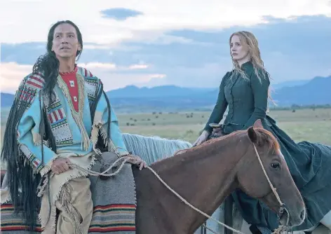  ?? FOTO: DPA ?? Catherine Weldon (Jessica Chastain) und Sioux-Stammeshäu­ptling Sitting Bull (Michael Greyeyes)