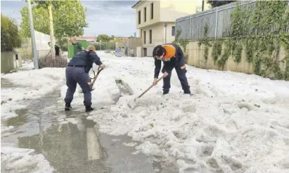  ?? Foto: Caixa Bank ?? Wie im Winter: Weiße Eisschicht in den Straßen von Lorca.