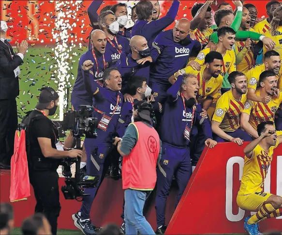 ??  ?? Los jugadores del Barça, con Messi y Busquets en primer plano, celebran la Copa número 31 del Barça conquistad­a en el estadio de La Cartuja.