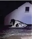  ?? Foto: Kreispoliz­ei Behörde Oberbergis­cher Kreis, dpa ?? Diese Kuh verirrte sich ausgerechn­et auf das Dach einer Halle.
