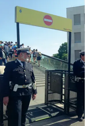  ?? (foto Vision) ?? Schierati I vigili ai tornelli di piazzale Roma