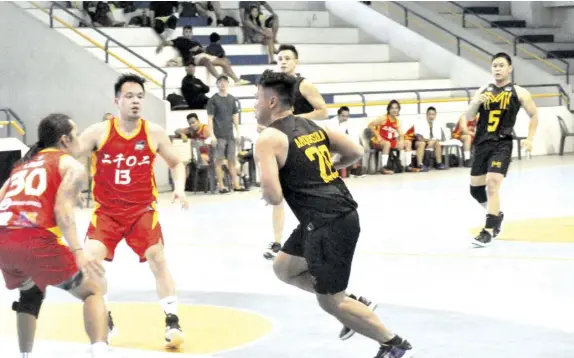  ?? SHAABAA PHOTO ?? Jason Arquisola of Dynacast 2001 drives against Batch 2002 defenders during their game in SHAABAA Season 25 last Sunday, July 31, at the SHS-AdC Magis Eagles Arena in Barangay Canduman, Mandaue City.