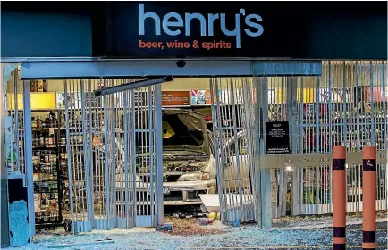  ?? PHOTO: STACY SQUIRES/FAIRFAX NZ ?? Thieves ram-raided a Henry’s Liquor store in Yaldhurst Rd, Christchur­ch, in the early hours yesterday.