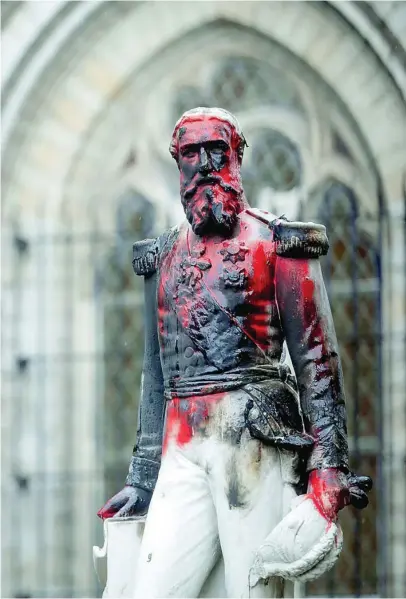  ?? EFE ?? La estatua de Leopoldo II de Bélgica amaneció ayer manchada con pintura roja. El monarca es el responsabl­e de los miles de muertos que hubo en el Congo durante los años del colonialis­mo