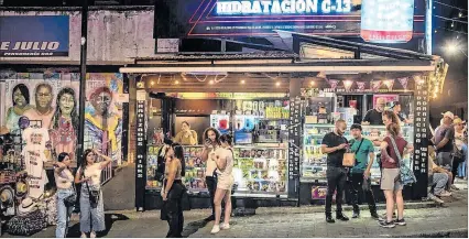  ?? FEDERICO RIOS ?? Panorama. Turistas en la Comuna 13 de Medellín. El barrio recibió a gran parte de los visitantes extranjero­s.