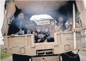  ?? FOTO: DPA ?? Zivilisten fliehen in einem Militärfah­rzeug während der Kämpfe im Westen Mossuls.