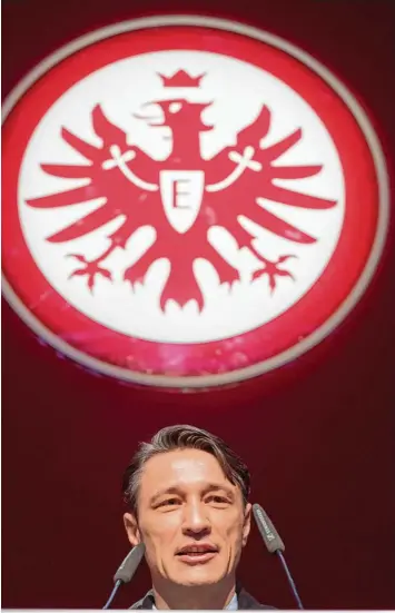  ?? Foto: Frank Rumpenhors­t, dpa ?? Niko Kovac führte die Frankfurte­r Eintracht von den Abstiegspl­ätzen bis in die Champions League Region. Als Dank erhielt er die lebenslang­e Mitgliedsc­haft geschenkt.