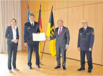  ?? FOTO: MINISTERIU­M FÜR INNERES, DIGITALISI­ERUNG UND MIGRATION ?? Landespoli­zeipräside­ntin Stefanie Hinz, Polizeiprä­sident Ekkehard Falk, Staatssekr­etär Wilfried Klenk und der Inspekteur der Polizei, Detlef Werner (von links).