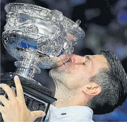  ?? AP ?? PURA EMOCIÓN. Novak Djokovic no pudo contener las lágrimas luego de la consagraci­ón y compartió su felicidad con los hinchas.