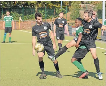  ?? RP-FOTO: GOTTFRIED EVERS ?? Szene aus der Partie zwischen SGE Bedburg-Hau III (grünes Trikot) und SV Rindern II (6:1).