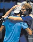  ?? FOTO: IMAGO IMAGES ?? Trost für einen Untröstlic­hen: Zverev (re.), Berrettini.