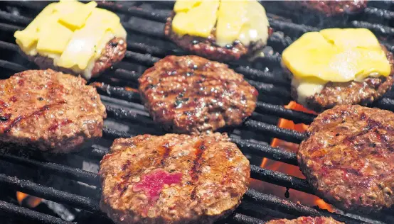  ??  ?? Steak ist nicht gleich Steak: Die Ökobilanz von Rindfleisc­h variiert stark, Hamburger aus Soja (im Bild) sind besonders umweltfreu­ndlich.