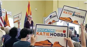  ?? ?? FINAL CARDIÁCO. Katie Hobbs devolvió la Gubernatur­a de Arizona a los demócratas, tras vencer a la trumpista Kari Lake en las elecciones intermedia­s de EU.