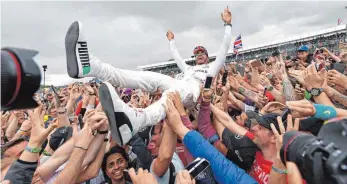  ?? FOTO: AFP ?? Stagedivin­g in der Formel 1: Lewis Hamilton nach seinem Sieg in Silverston­e.