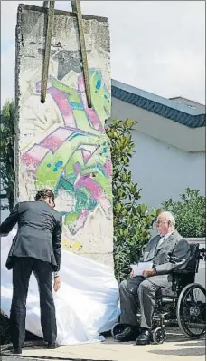  ?? UWE ANSPACH / AFP ?? El Muro. Helmut Kohl, el 9 de agosto del 2011, ante un trozo del muro de Berlín colocado en su
jardín de Ludwigshaf­en. En esa casa falleció ayer
a los 87 años