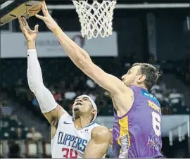  ?? EUGENE TANNER / AP ?? Andrew Bogut (derecha) juega ahora en los Sydney Kings