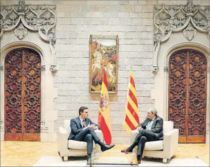  ?? FOTO: EFE ?? El presidente del Gobierno, Pedro Sánchez, y
Quim Torra conversan en el Palau de la Generalita­t