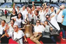  ?? Reuters ?? Filipinos pose next to a Balangiga bell after its arrival at Villamor Air Base in Pasay, Metro Manila, Philippine­s.
