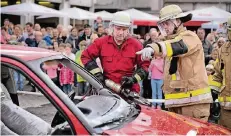  ?? RP-FOTO: RALPH MATZERATH ?? So fühlt sich ein Einsatz an: Mit Unterstütz­ung eines Feuerwehrm­anns hilft ein Besucher bei der Rettung .