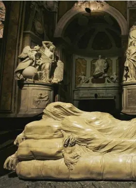  ??  ?? Il celebre Cristo velato nella cappella San Severo a Napoli, opera settecente­sca di Giuseppe Sammartino.