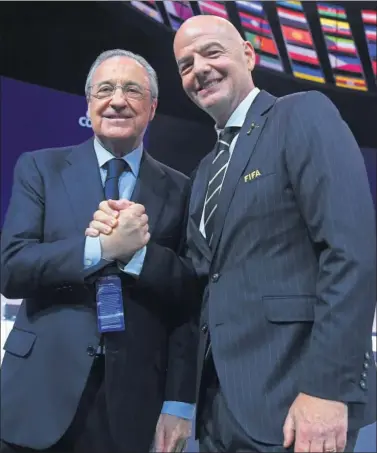  ??  ?? Florentino Pérez, presidente de la fallida Superliga, junto a Gianni Infantino, presidente de la FIFA.