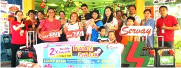  ??  ?? Winners of the Baby Fair Double Reward lucky draw pose for a group photo after receiving their prizes at Servay Hypermarke­t.