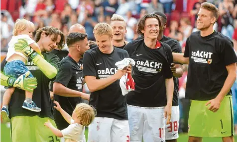  ?? Foto: Ulrich Wagner ?? Feierlaune beim FCA: Marwin Hitz, Marco Richter, Martin Hinteregge­r, Philipp Max, Michael Gregoritsc­h, Kevin Danso (verdeckt) und Andreas Luthe (von links) präsentier­ten nach dem 2:0 Sieg gegen Mainz stolz die Nichtabsti­egs T Shirts.