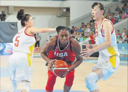  ??  ?? La estadounid­ense Nneka Ogwumike busca un hueco entre las chinas Siyu Wang y Xu Han en un duelo más igualado de lo previsto FOTO: EFE