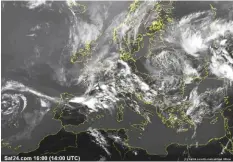  ??  ?? These Sat24. com website images reveal that what appears to be cloud in the satellite view
(far left), is in fact fog that disappears in the infrared view (left) as shown here in the
Celtic Sea and North Atlantic