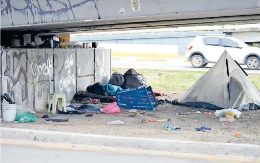  ?? ANTONIO MIRAMONTES ?? Debajo de los puentes vehiculare­s se resguardan para protegerse del clima.