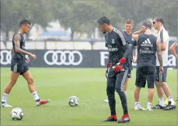  ??  ?? DILUVIO. Los futbolista­s tuvieron que abandonar el campo de entrenamie­nto cuando sólo llevaban 30 minutos de sesión.