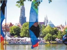  ?? ARCHIVFOTO: ALEXANDER KAYA ?? Am 6. Juli steigt in der Doppelstad­t wieder das internatio­nale Donaufest.