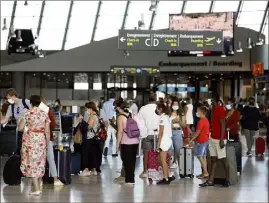  ?? (Photo Dylan Meiffret) ?? Les passagers venant de pays à risques pourraient se voir imposer un test PCR à leur arrivée.